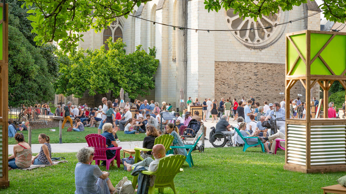 Personnes assisent sur la pelouse du jardin des Beaux arts