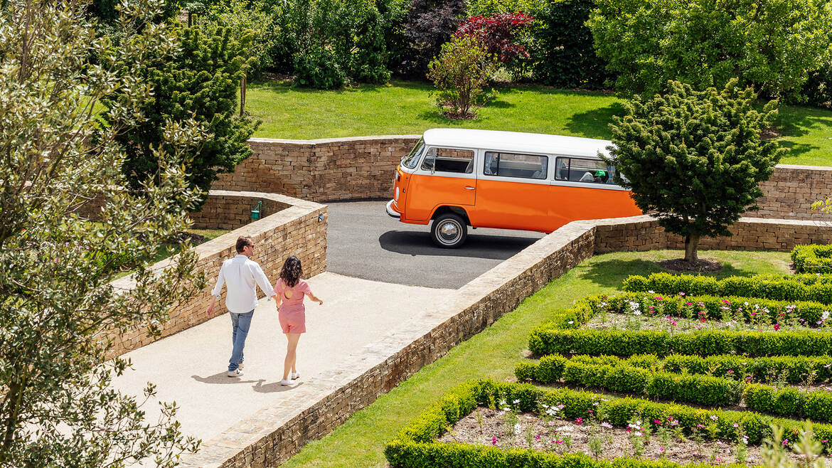Couple en combi Volkswagen dans le vignoble