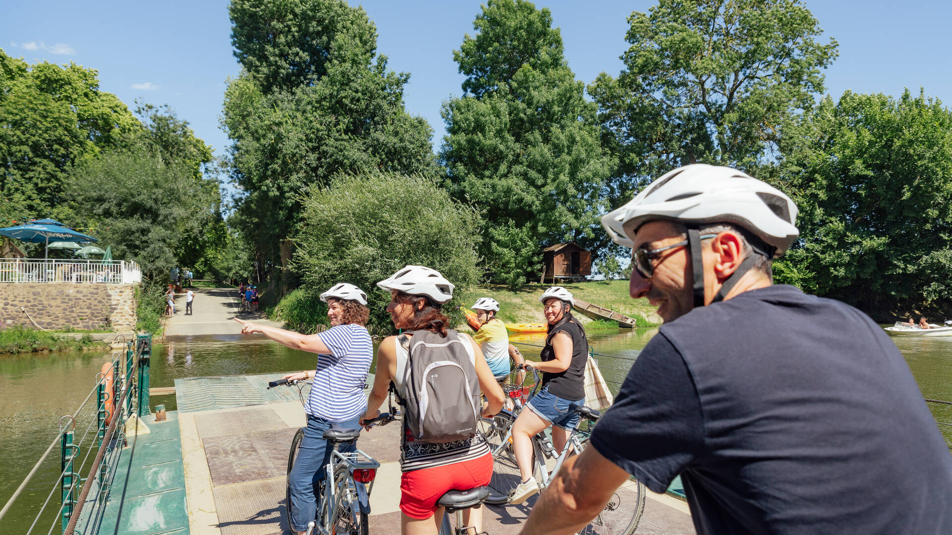 Group of cyclists taking the chain ferry to reach Ile Saint-Aubin 
