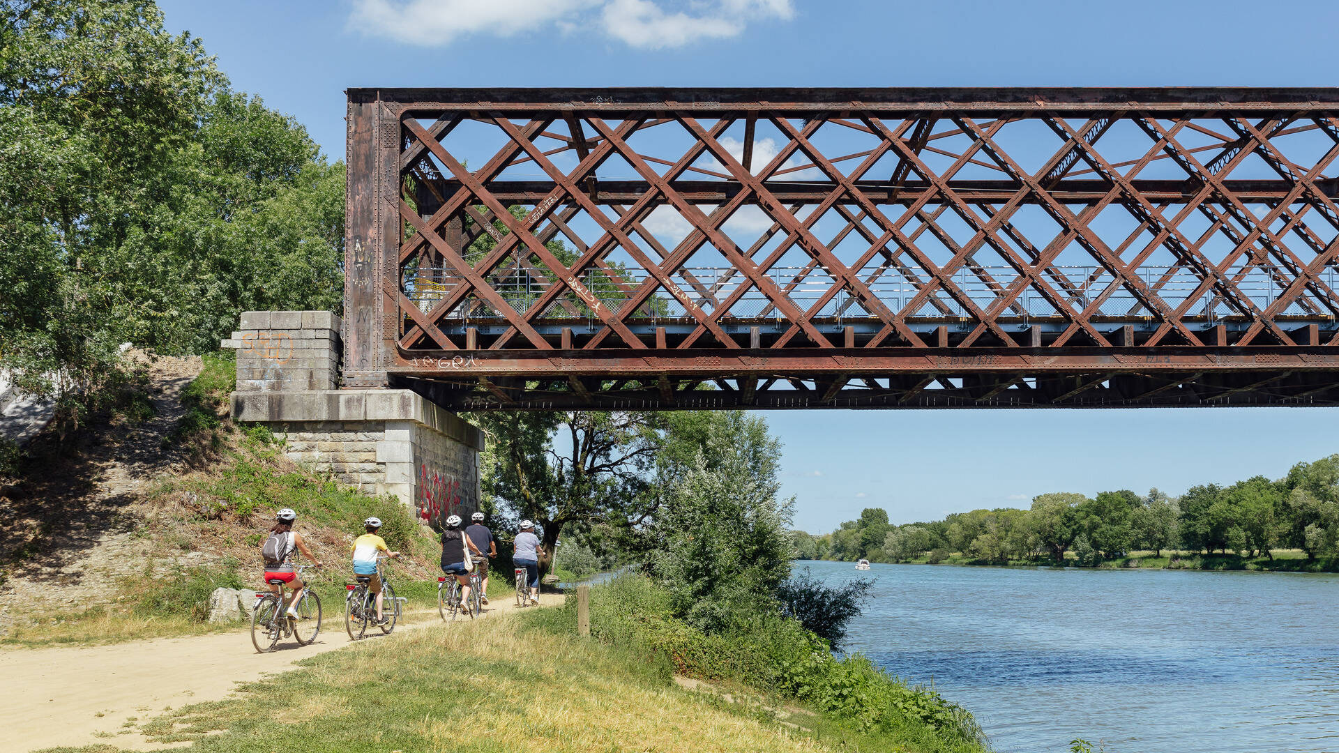 Vélo passant sous le pont de Segré