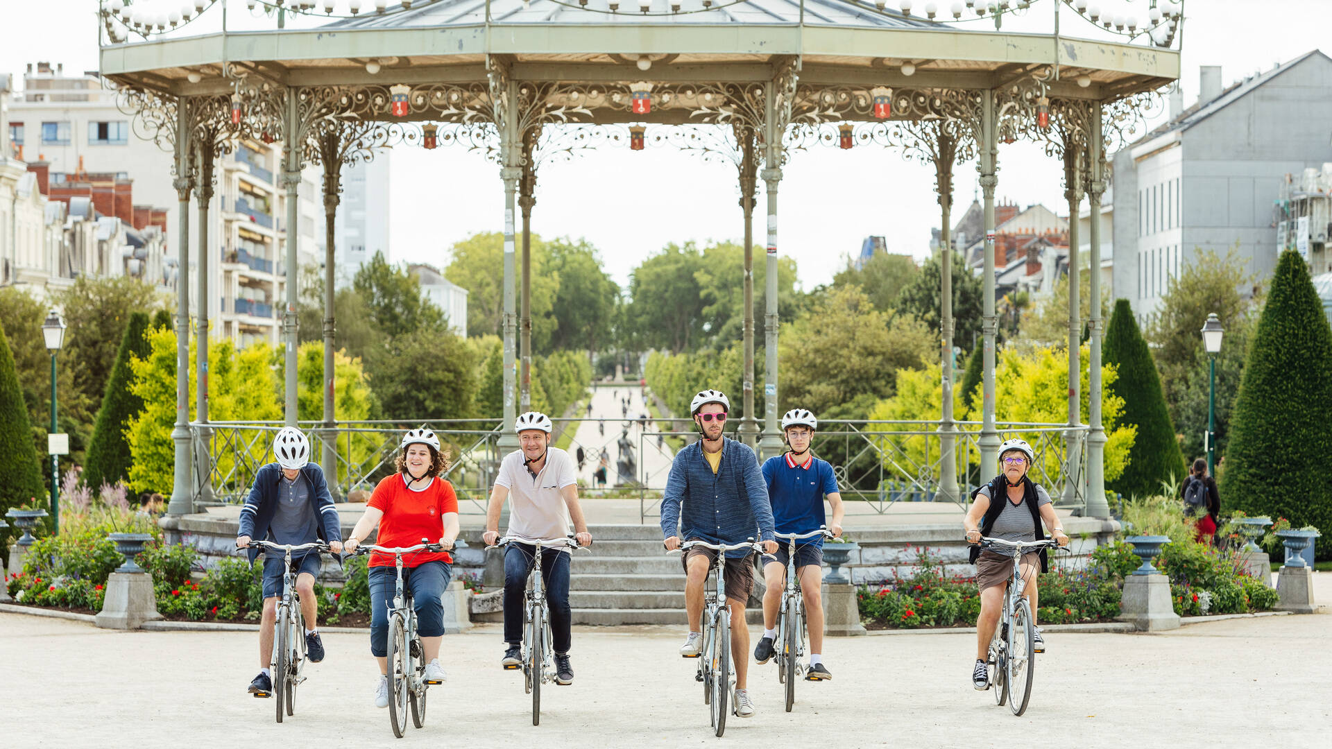 6 personnes à vélo quittant le kiosque du jardin du Mail à Angers