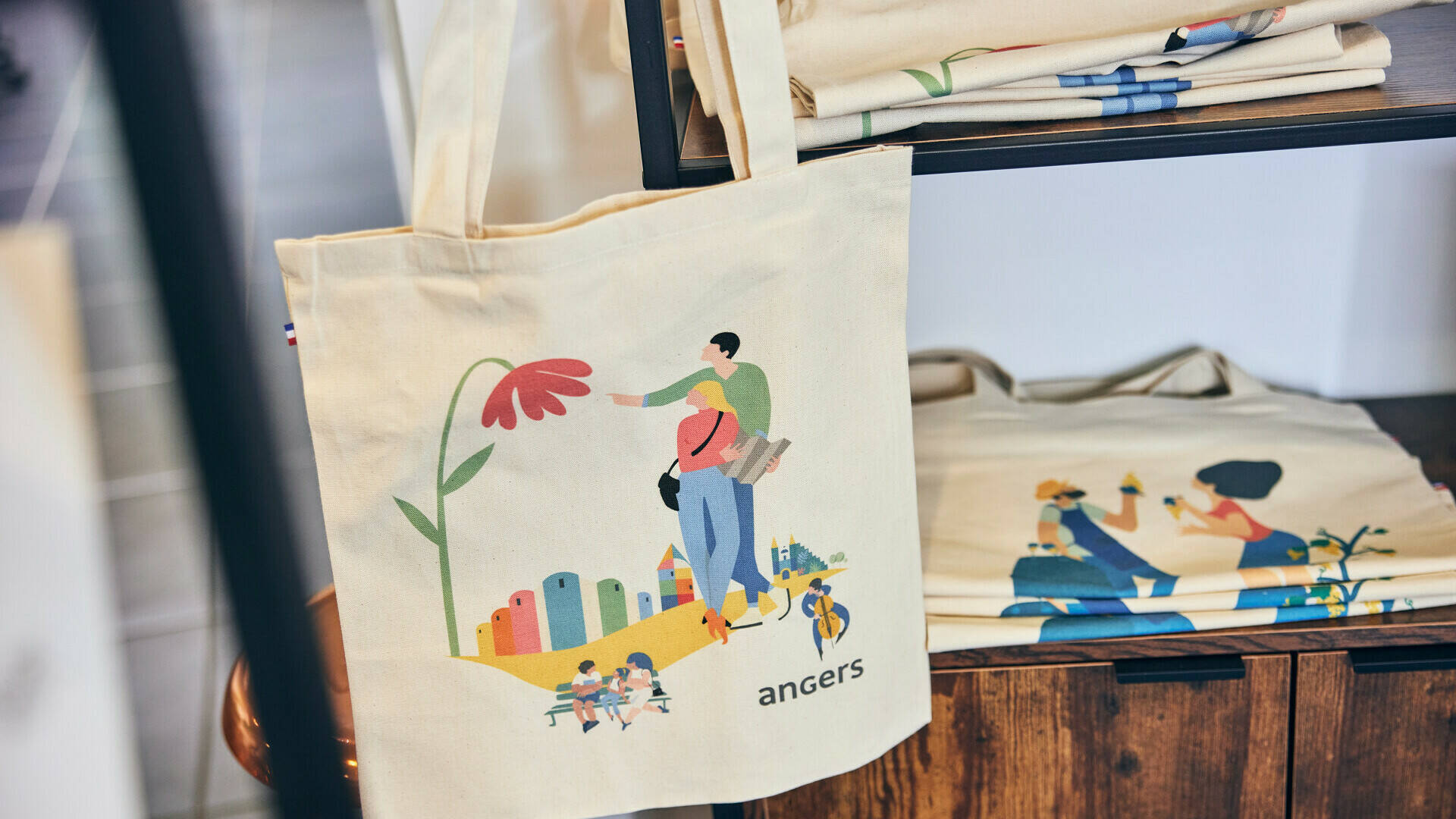 Totes bag de la gamme identitaire "Angers" de Destination Angers, proposés à la vente dans la boutique de l'Office de tourisme.