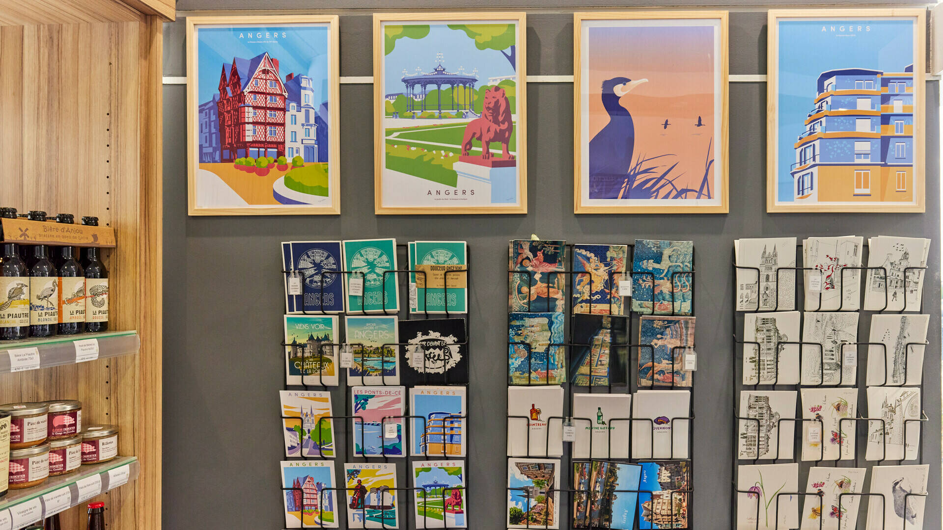 Cartes postales et affiches d'Angers disponibles à la boutique de l'Office de tourisme d'Angers.