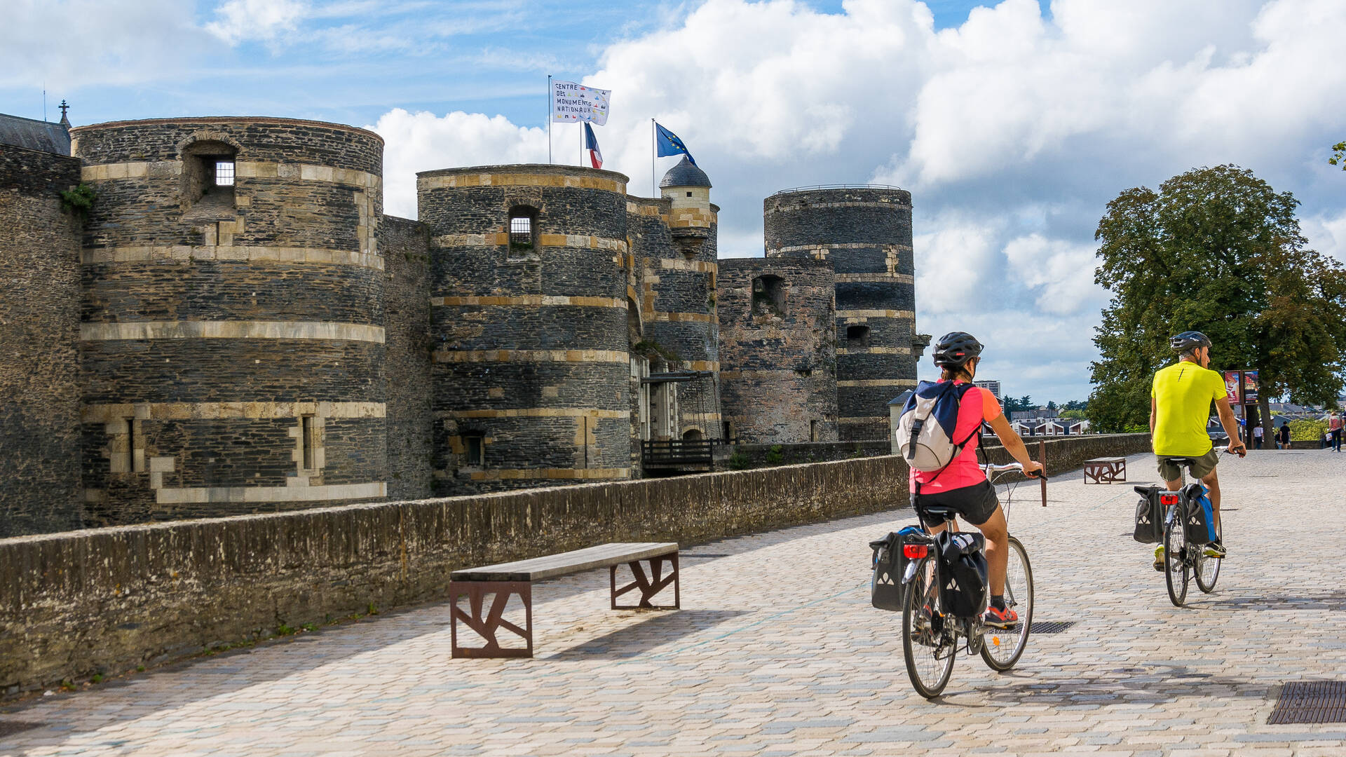 Cyclistes passant devant le château d'Angers