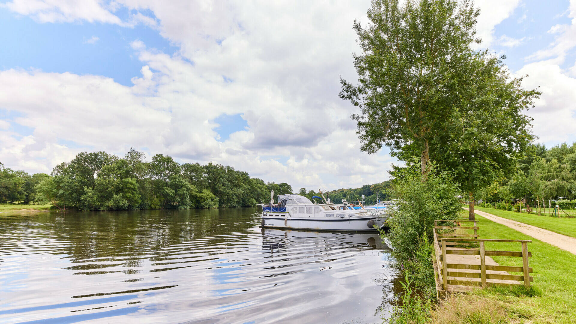 Towpath along the river of the Mayenne 