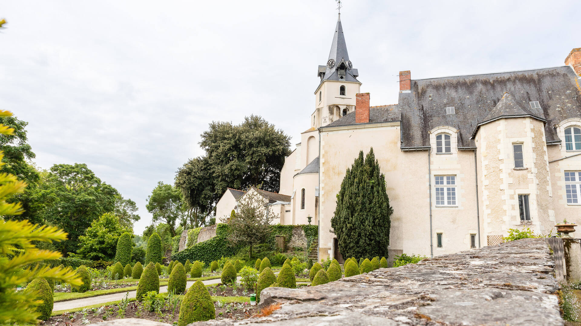 Plan large de l'église de Sainte-Gemmes-sur-Loire et d'une partie du jardin du Presbytère