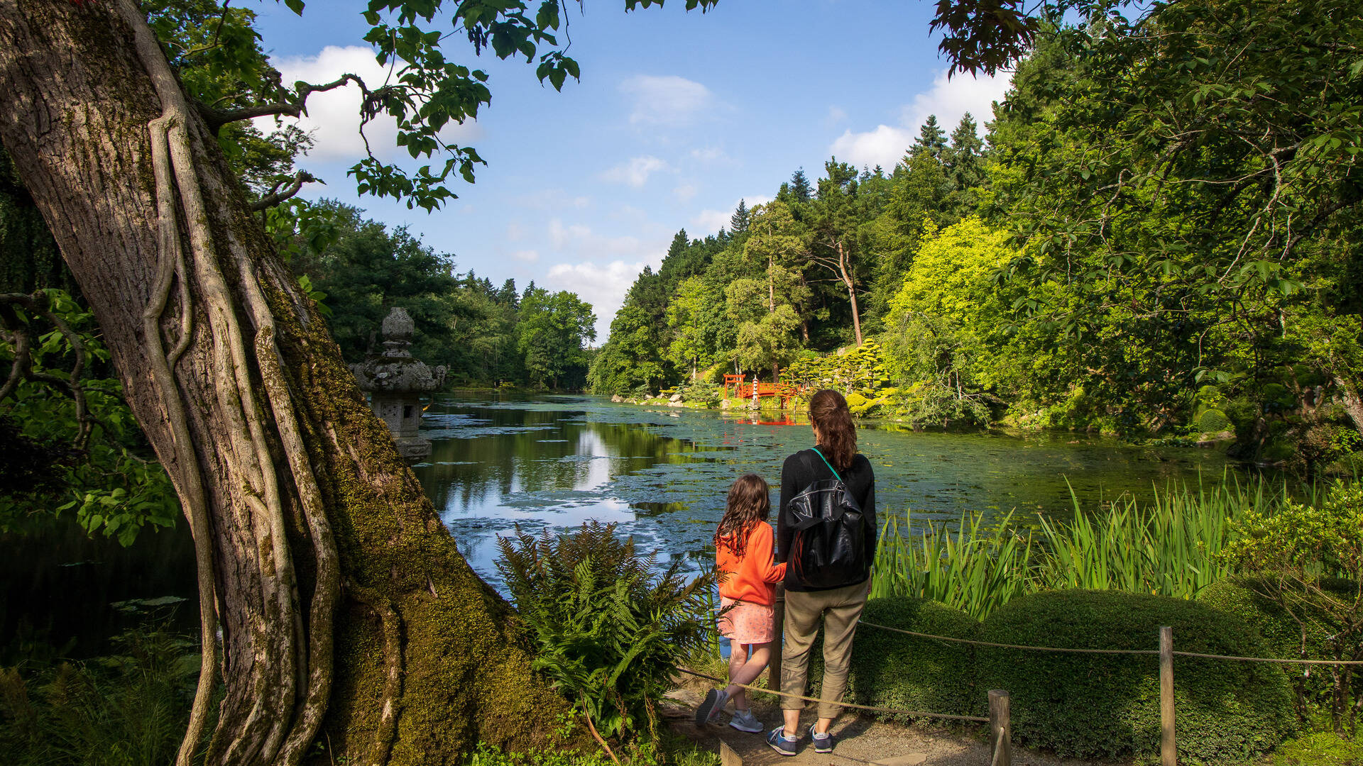Mother and daughter in front of the pond in Maulévrier park