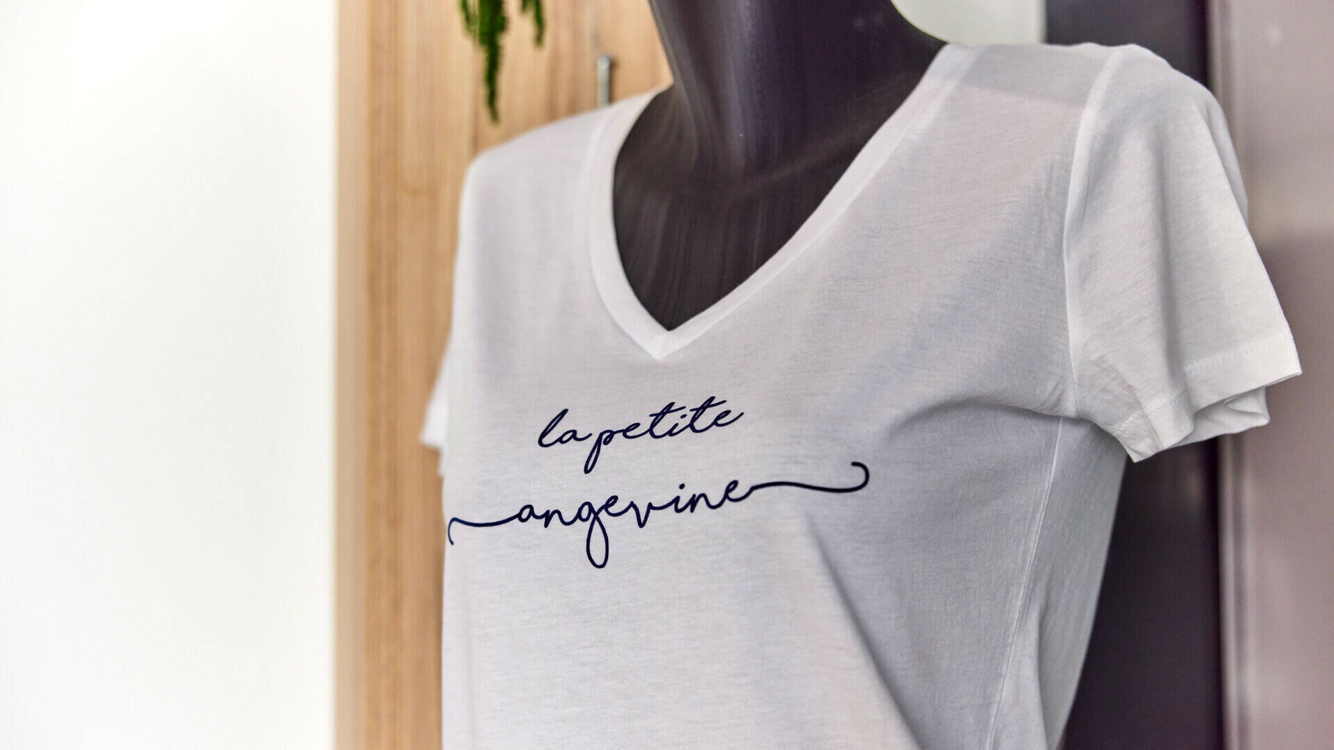 T-shirt en coton bio "La Petite Angevine" proposé à l'Office de tourisme en plusieurs coloris.