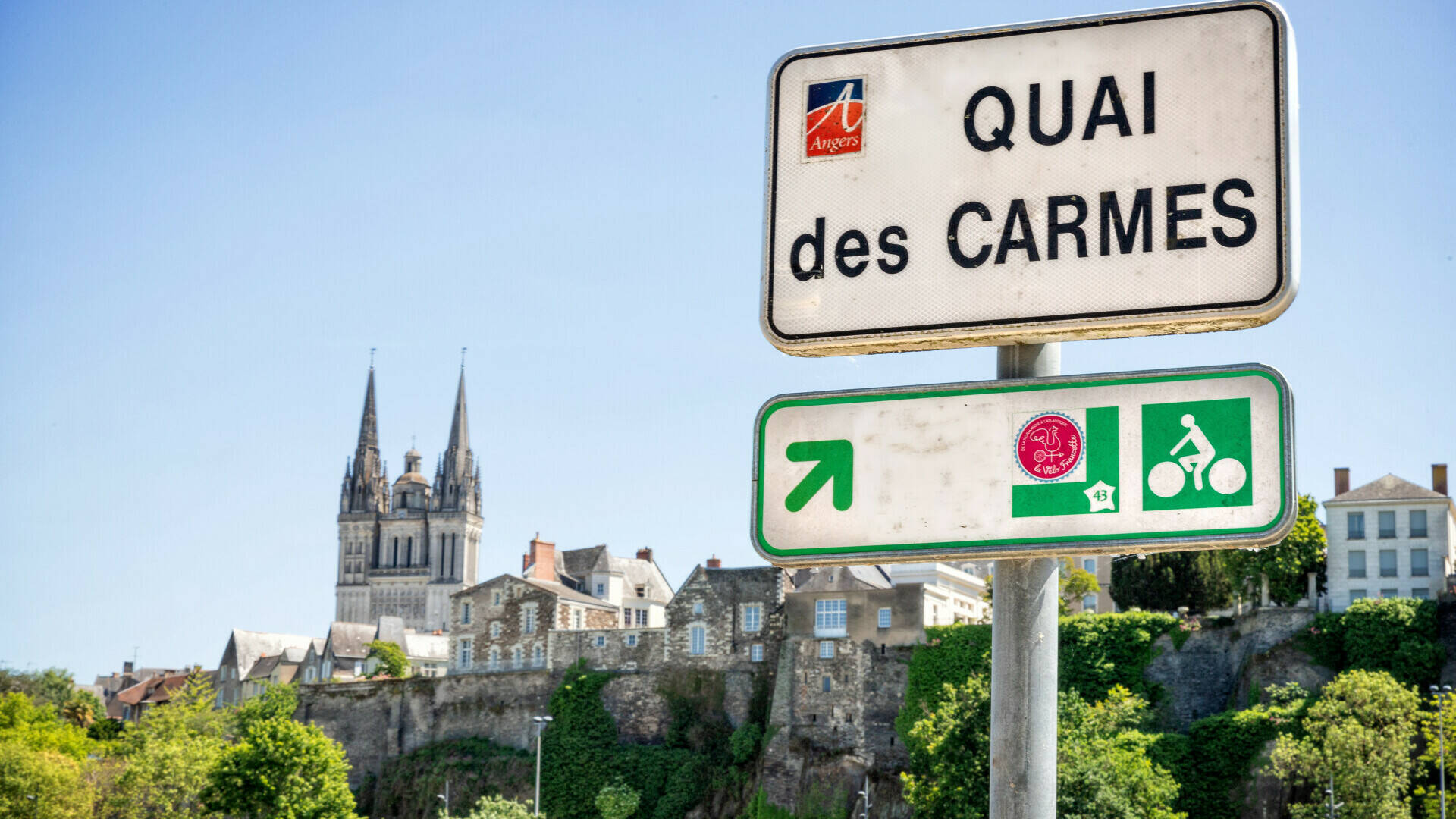  Road sign of the Quai des Carmes in Angers with the Vélo Francette logo 