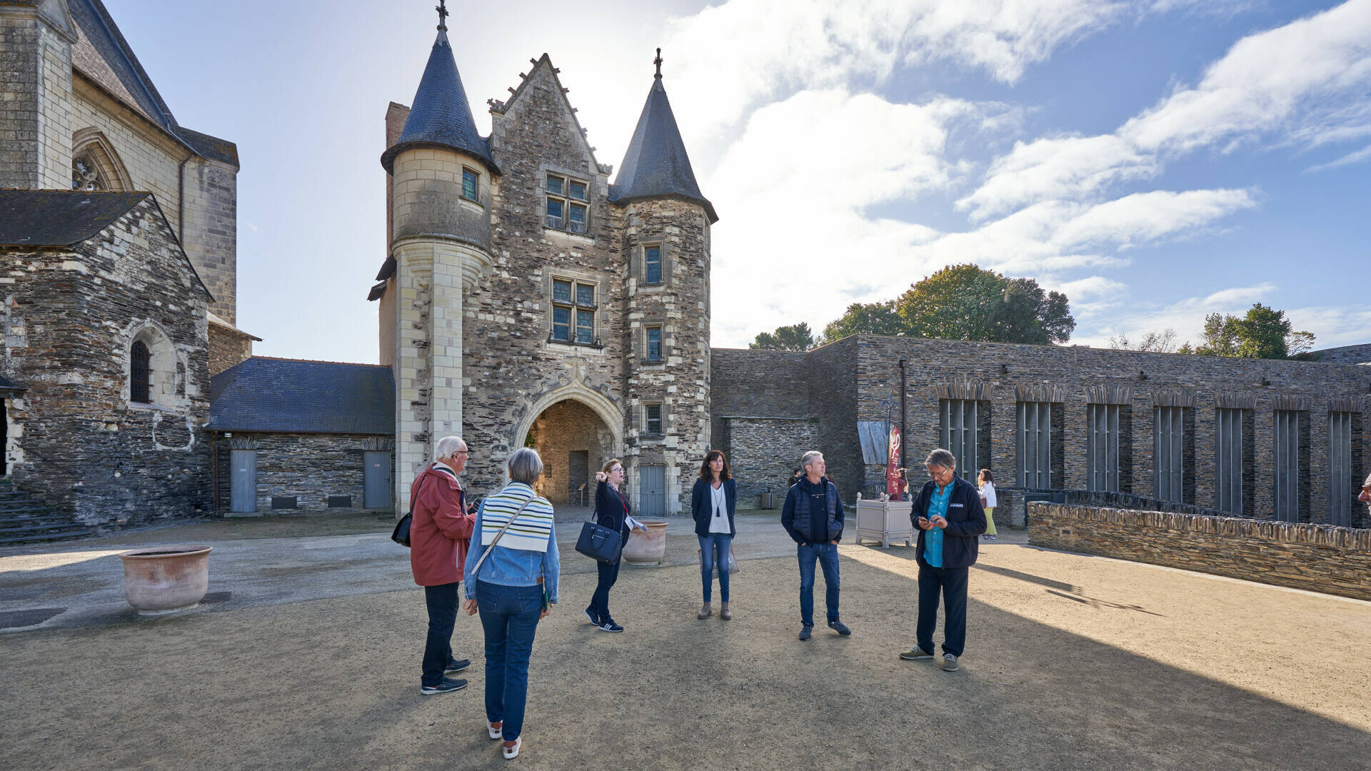 Group of visitors with a guide in front of the gatehouse