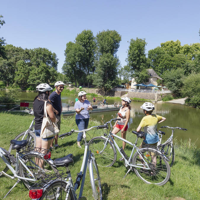 Cyclistes face à l'île Saint-Aubin