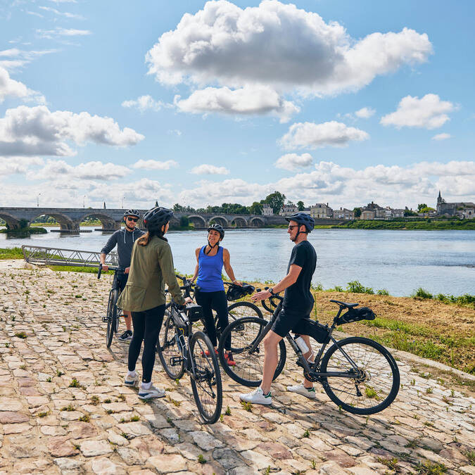 Gravel cyclists along the Loire 