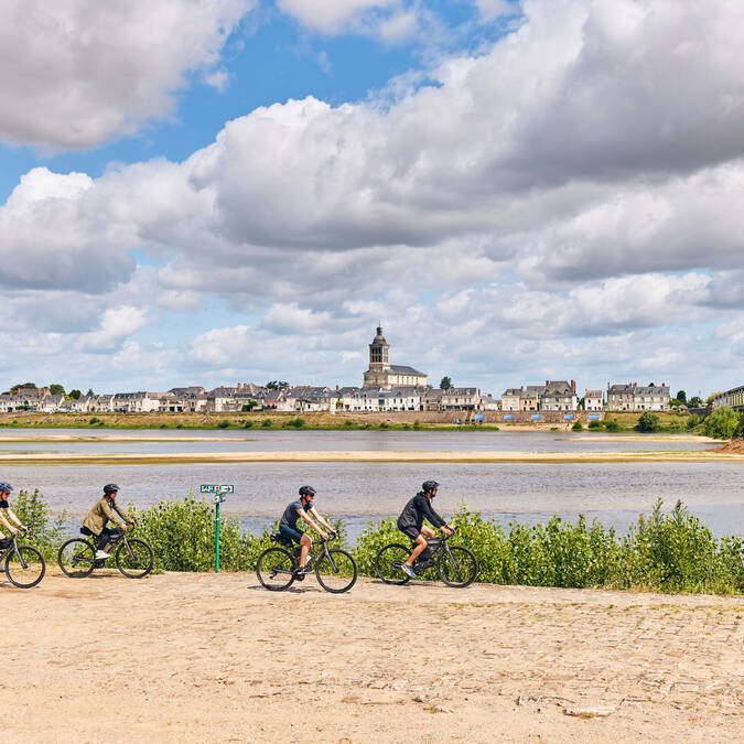 Gravel cyclists along the Loire 