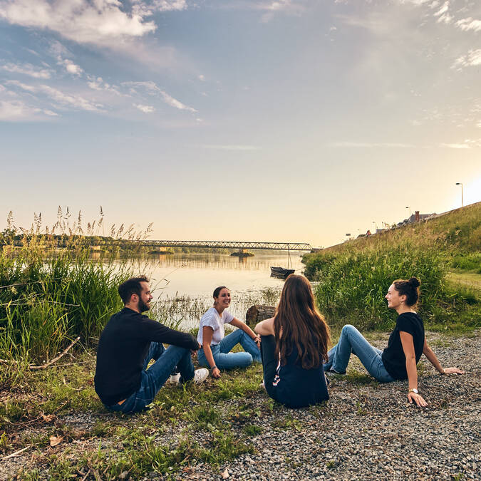 Pause entre amis au bord de la Loire