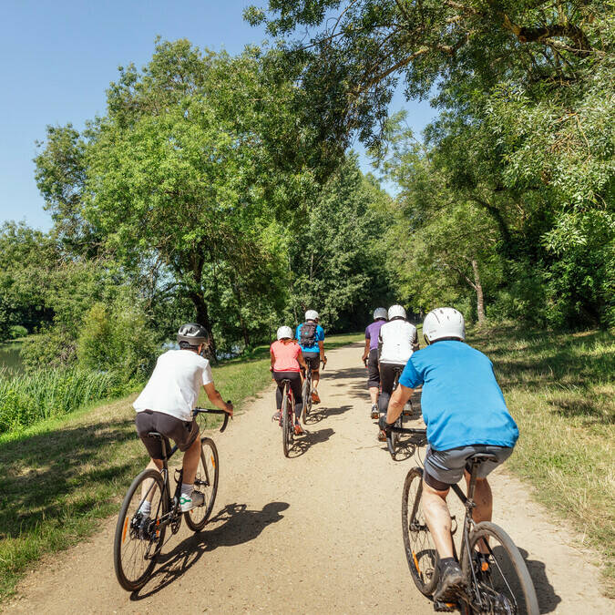 Cyclistes en Gravel le long du Loir 