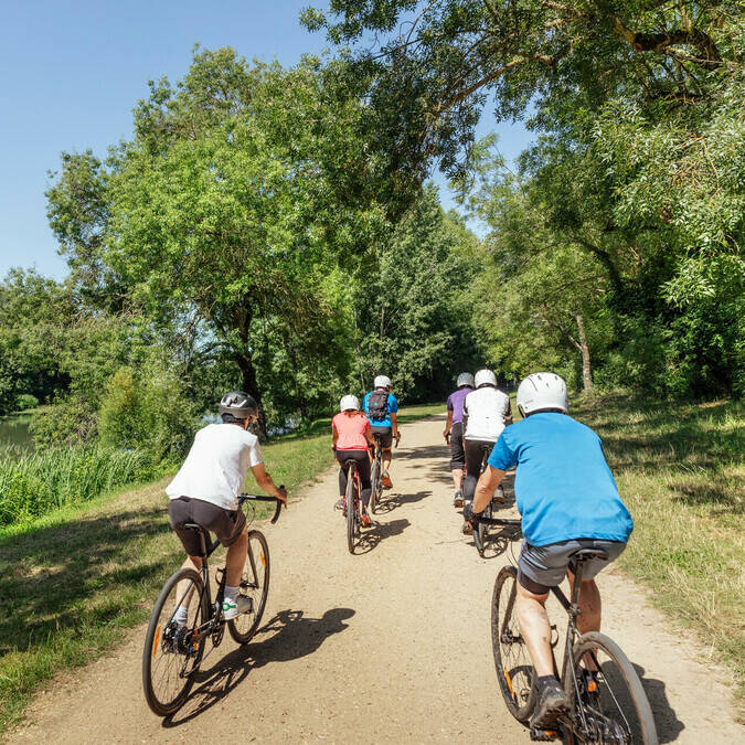 Gravel cyclists along the Loir