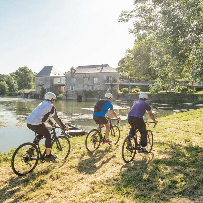 Gravel cyclists along the Loir