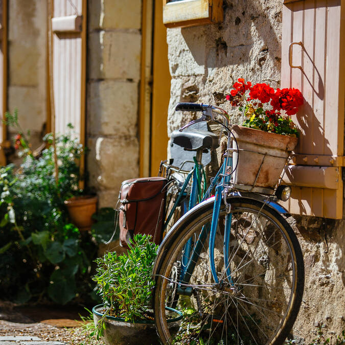  Walk in the village of Béhuard © Les Conteurs