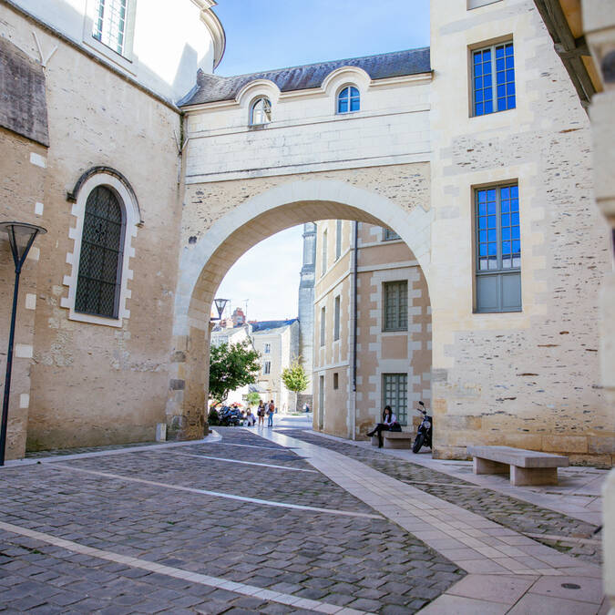 Place Saint-Éloi © Les Conteurs