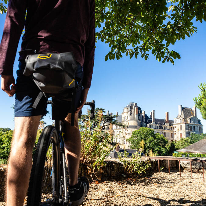 Cycliste en Gravel devant le château de Brissac
