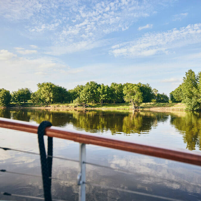 Plan large sur la rive depuis le bateau