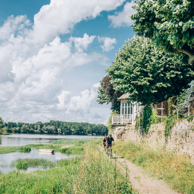 Couple of cyclists at the water's edge