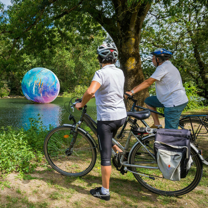 During NOV'Art, cyclists admire the work Otto by Esla Tomkowiak