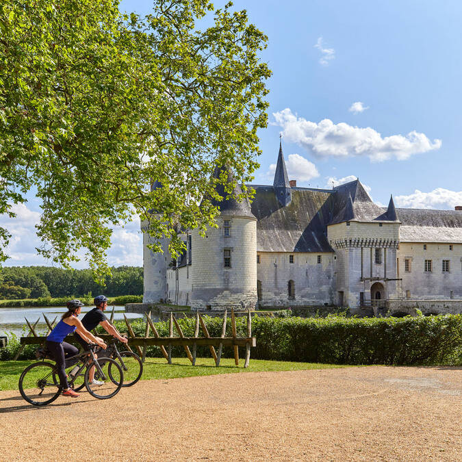 Cyclistes en Gravel devant le château du Plessis-Bourré