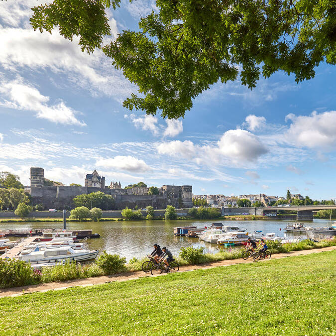 Gravel cyclists along the Maine river in Angers