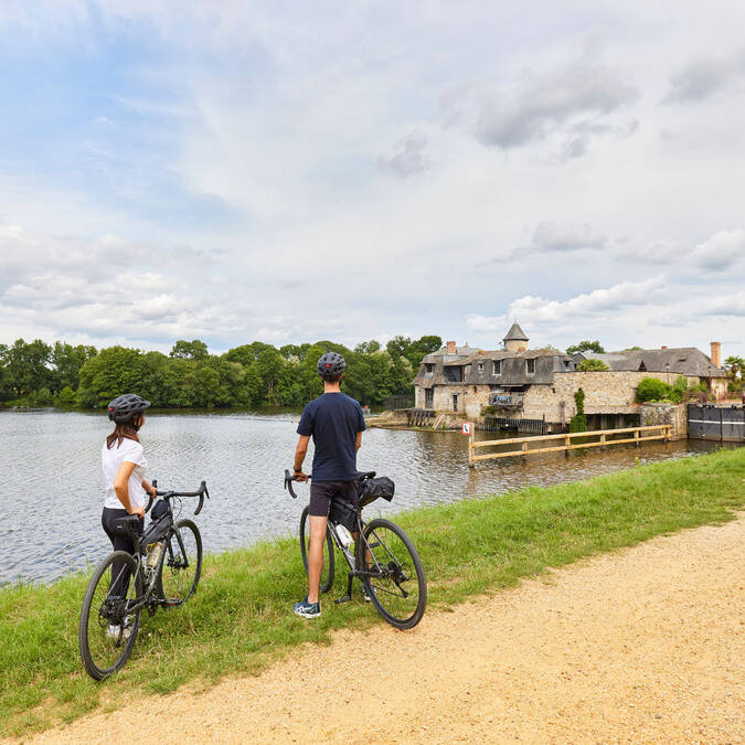 Cyclistes en Gravel le long de la Mayenne 