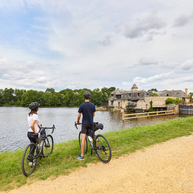Gravel cyclists along the Mayenne river 