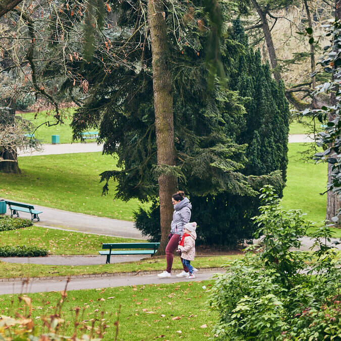 Une maman et son enfant se baladant dans le jardin des plantes d'Angers en hiver.
