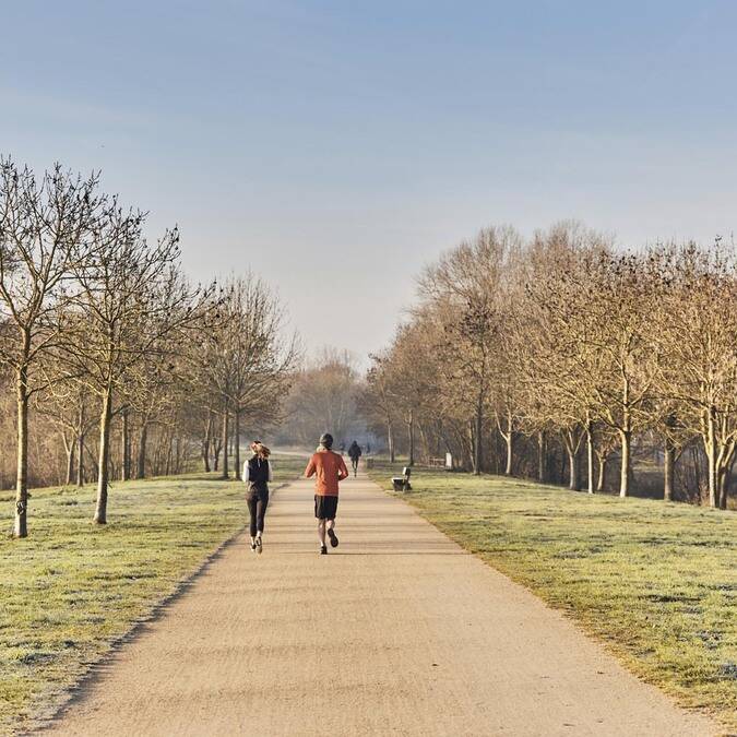 Deux coureurs le long d'une allée du Parc de Balzac à Angers