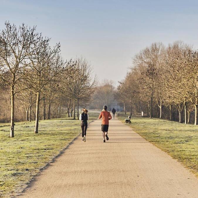Dos corredores por un sendero del Parque de Balzac en Angers