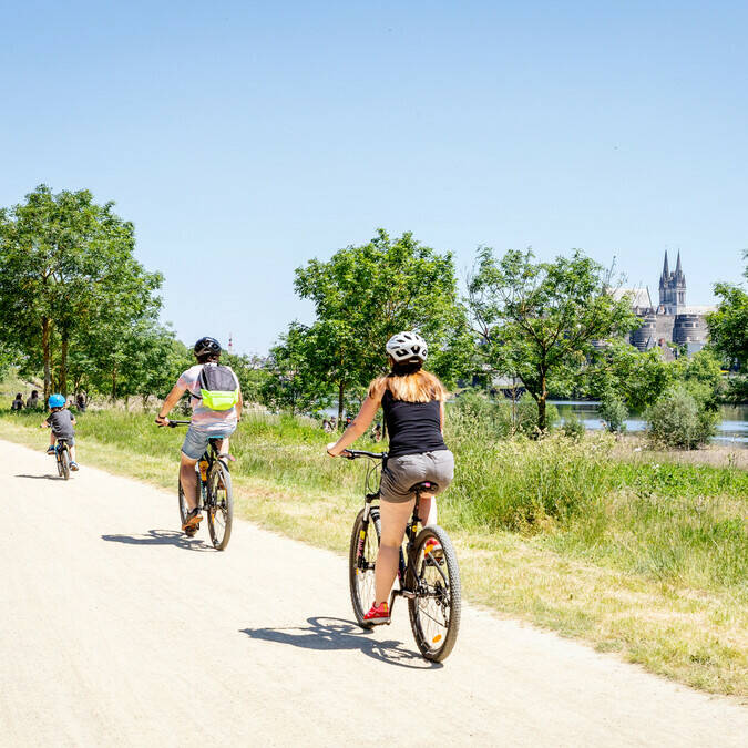 Famille se promenant à vélo au bord de la rivière